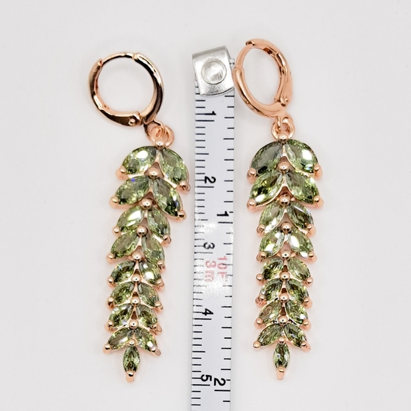 🎀18k Luxury Peridot Leaf Drop Earings - Picture 3 of 5